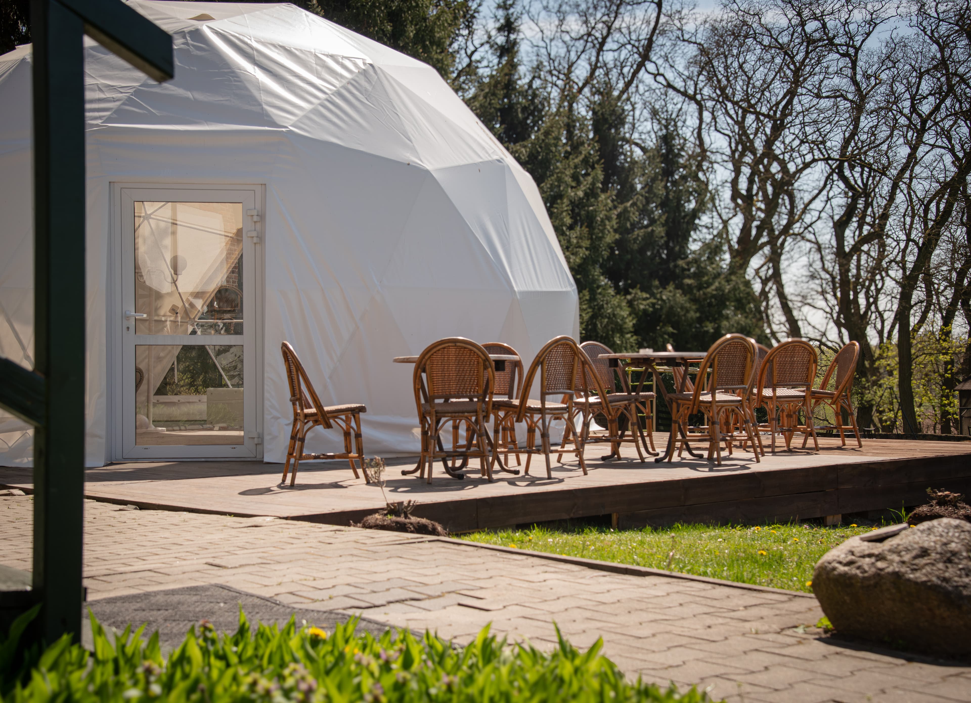 Wnętrze kopuły glamping — Dworek Biesiadny