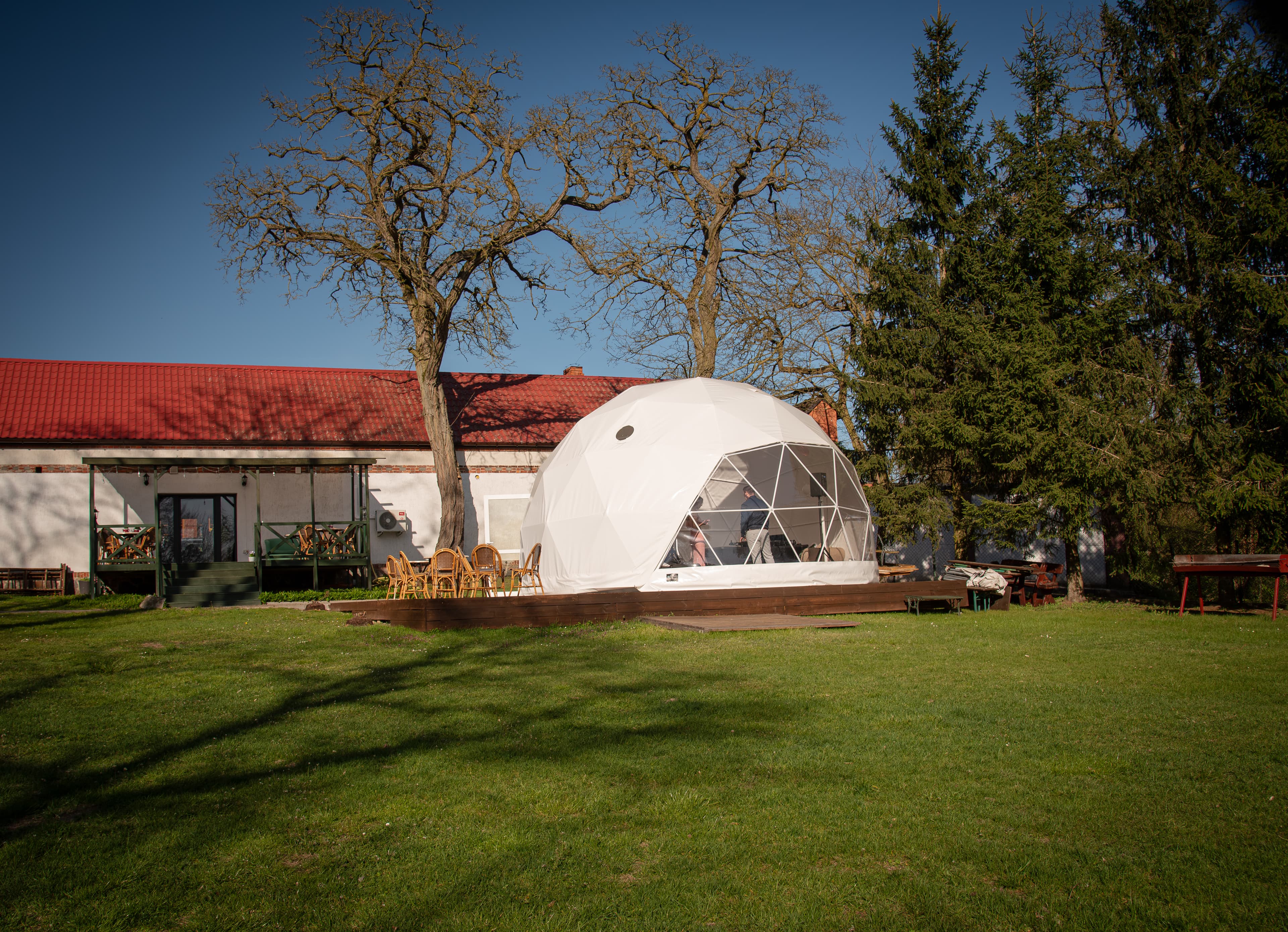 Wnętrze kopuły glamping — Dworek Biesiadny