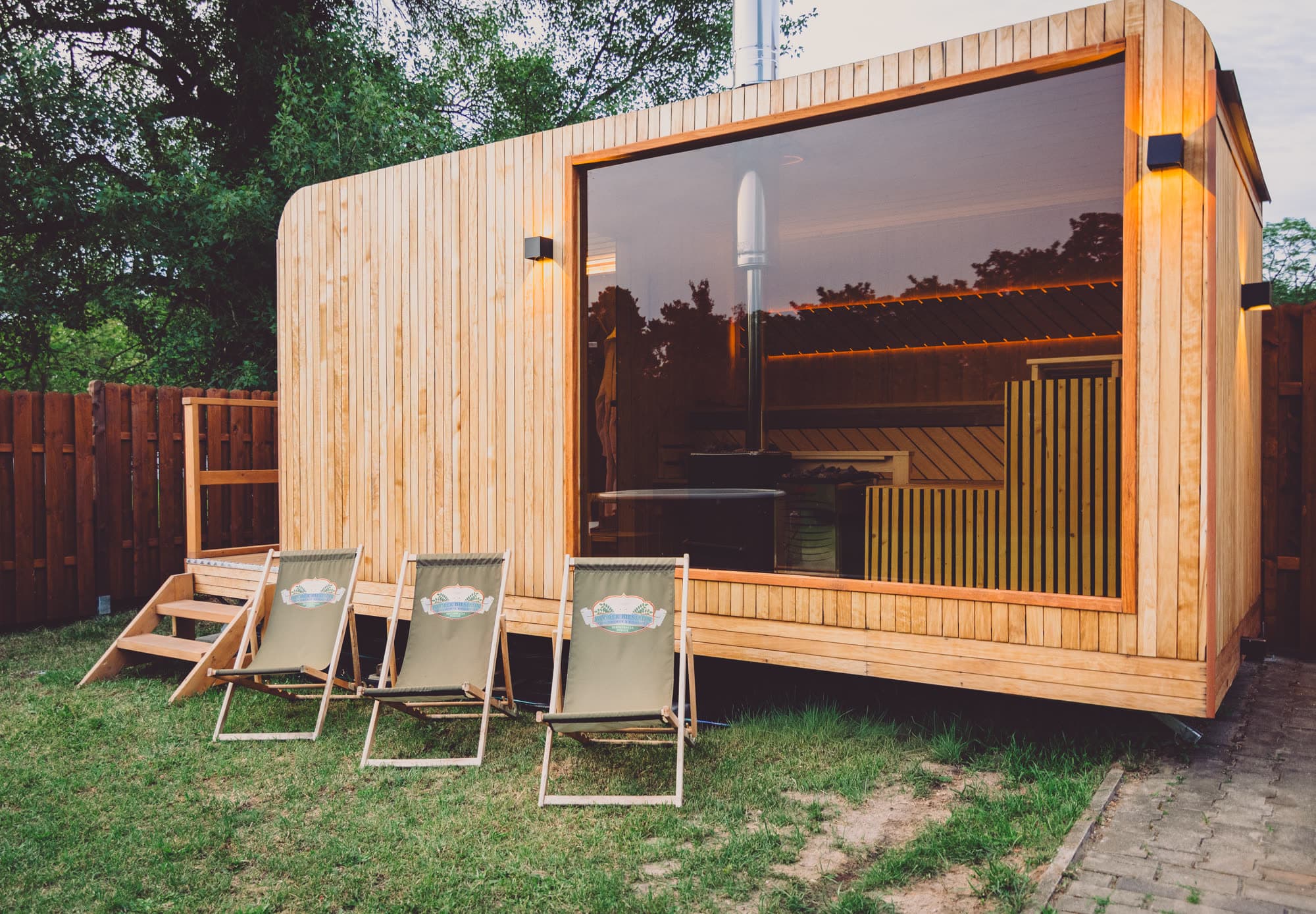 Sauna zewnętrzna z panoramicznym oknem na starorzecze Warty